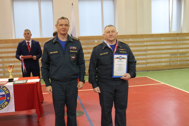 Департамент кадровой политики МЧС России завоевал первое командное место по гиревому спорту
