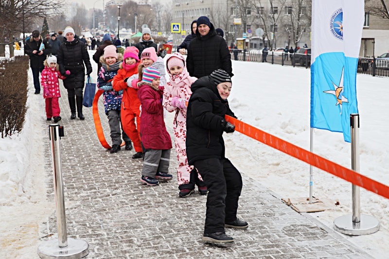 Личный состав Центра физической подготовки и спорта МЧС России принял участие в организации и проведении Новогодней елки в сквере им. Д.И. Михайлика