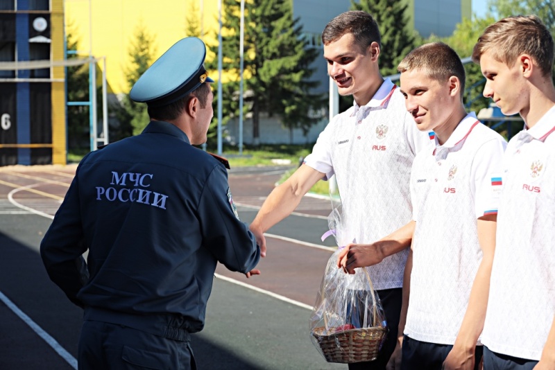 Начальник Центра подполковник внутренней службы Олег Радченко встретился со сборной командой юношей и девушек по пожарно-спасательному спорту