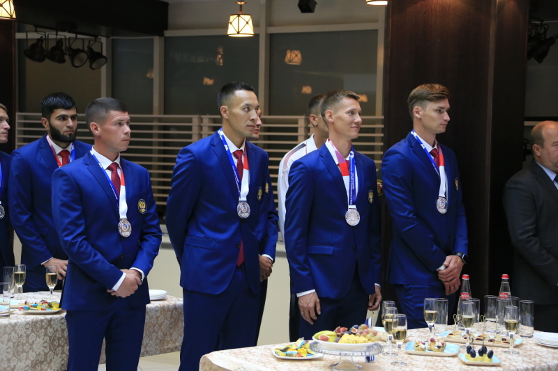 Глава МЧС России Александр Куренков встретился с победителями Чемпионата мира по пожарно-спасательному спорту