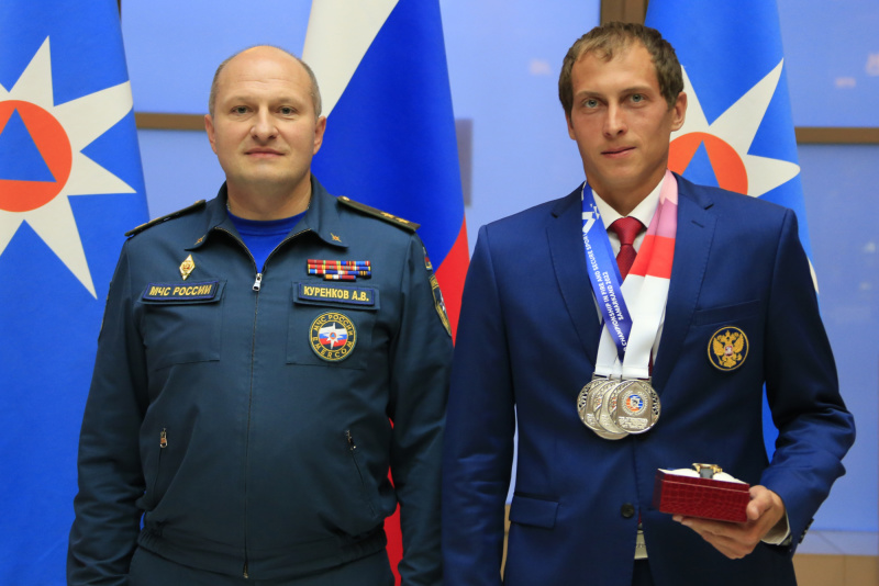Глава МЧС России Александр Куренков встретился с победителями Чемпионата мира по пожарно-спасательному спорту