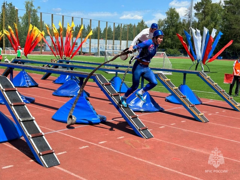 Межрегиональные соревнования по пожарно-спасательному спорту проходят на стадионе «Анненки»