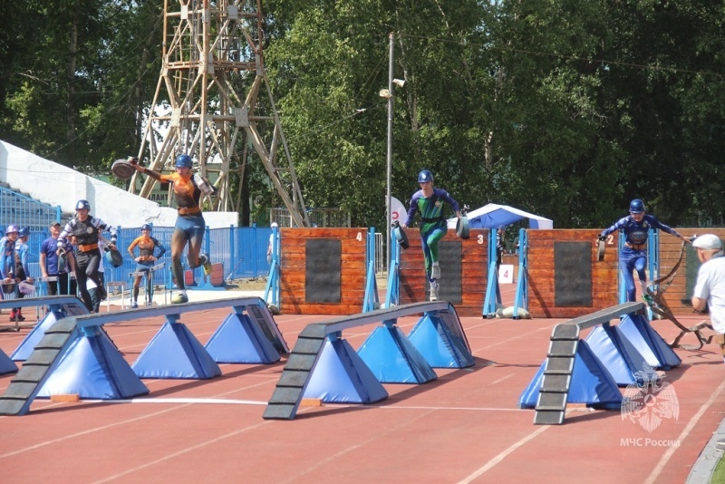 В Хабаровске в первый день соревнований по пожарно-спасательному спорту разыграны комплекты медалей в дисциплине «полоса препятствий»