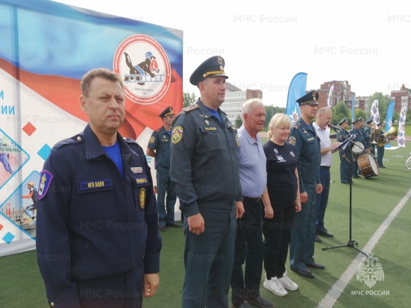 Третий день соревнований по пожарно-спасательному спорту среди команд Сибири начался с награждения победителей дисциплины «штурмовая лестница»