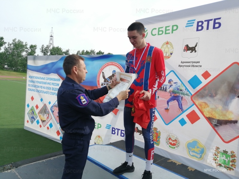 Третий день соревнований по пожарно-спасательному спорту среди команд Сибири начался с награждения победителей дисциплины «штурмовая лестница»