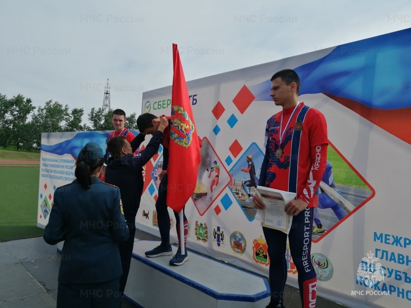 Третий день соревнований по пожарно-спасательному спорту среди команд Сибири начался с награждения победителей дисциплины «штурмовая лестница»