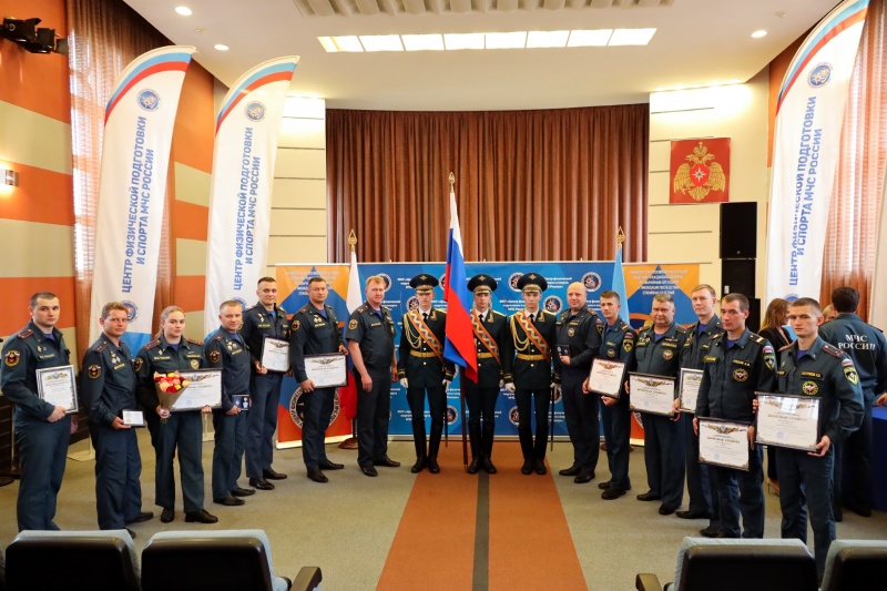 Торжественное награждение под руководством помощника Министра полковника Коровина Александра Сергеевича состоялось в Центре физической подготовки и спорта МЧС России