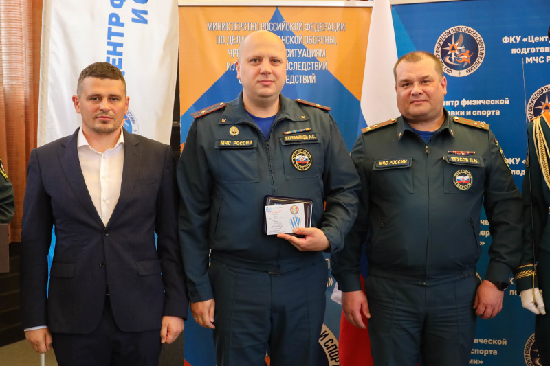 Торжественное награждение под руководством помощника Министра полковника Коровина Александра Сергеевича состоялось в Центре физической подготовки и спорта МЧС России