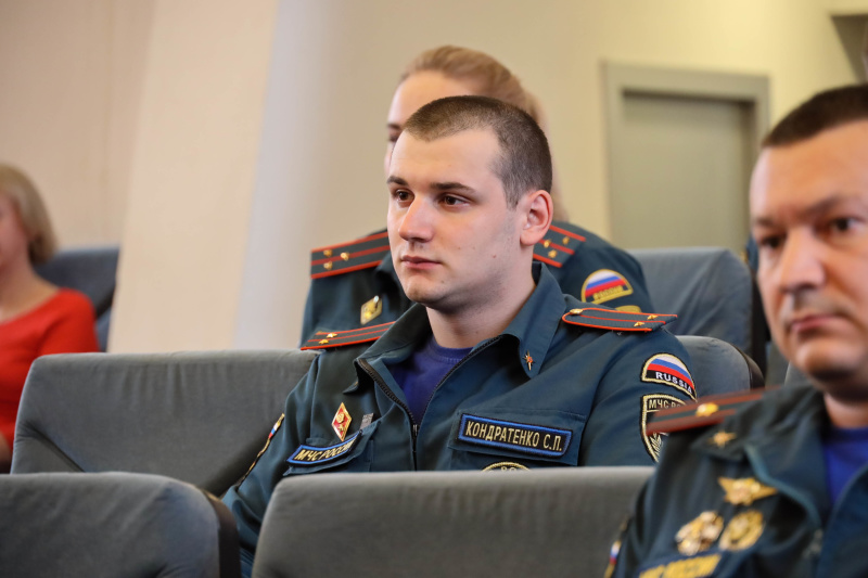 Торжественное награждение под руководством помощника Министра полковника Коровина Александра Сергеевича состоялось в Центре физической подготовки и спорта МЧС России