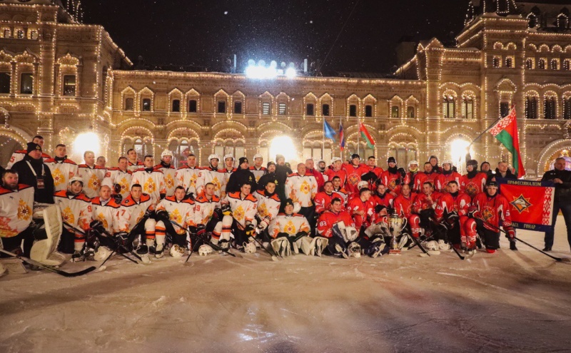 На Красной площади завершился товарищеский хоккейный матч между сборными МЧС России и МЧС Республики Беларусь