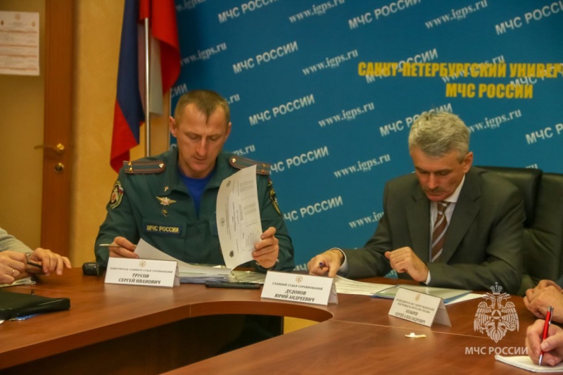 В Санкт-Петербурге проходят всероссийские соревнования МЧС России по пожарно-спасательному спорту «Рождественские старты»