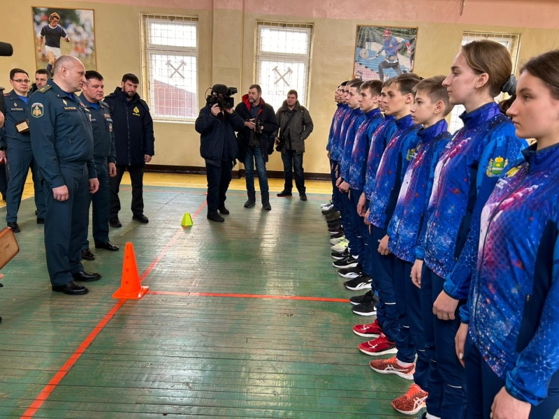 Глава МЧС России Александр Куренков посетил тренировку детско-юношеской команды по пожарно-спасательному спорту Калужской области