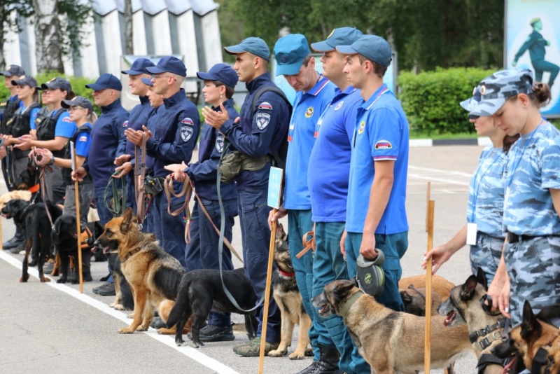 В подмосковном Ногинске состоялось торжественное открытие второго Чемпионата МЧС России по многоборью кинологов