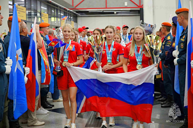 В московском аэропорту встретили чемпионов мира по пожарно-спасательному спорту