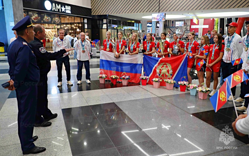 В московском аэропорту встретили чемпионов мира по пожарно-спасательному спорту