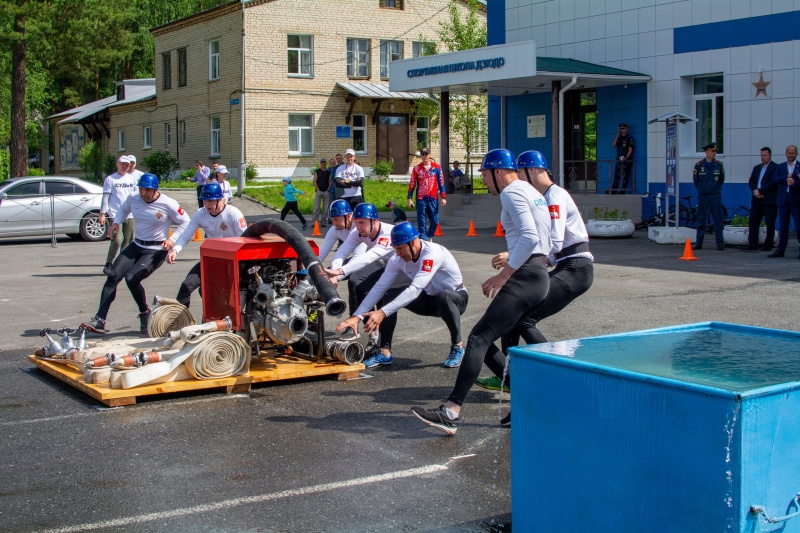 В городе Трехгорный продолжаются межрегиональные соревнования специальных управлений ФПС МЧС России
