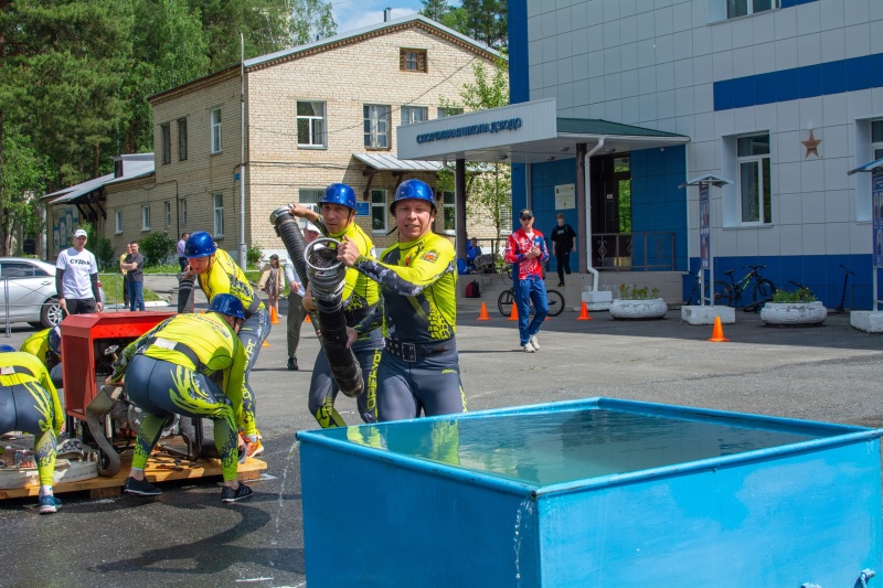 В городе Трехгорный продолжаются межрегиональные соревнования специальных управлений ФПС МЧС России