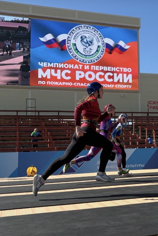 Чемпионат и первенство МЧС России по пожарно-спасательному спорту: второй день соревнований в Ханты-Мансийске