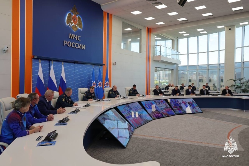 Александр Куренков встретился со спортсменами и тренерами МЧС России перед международными соревнованиями