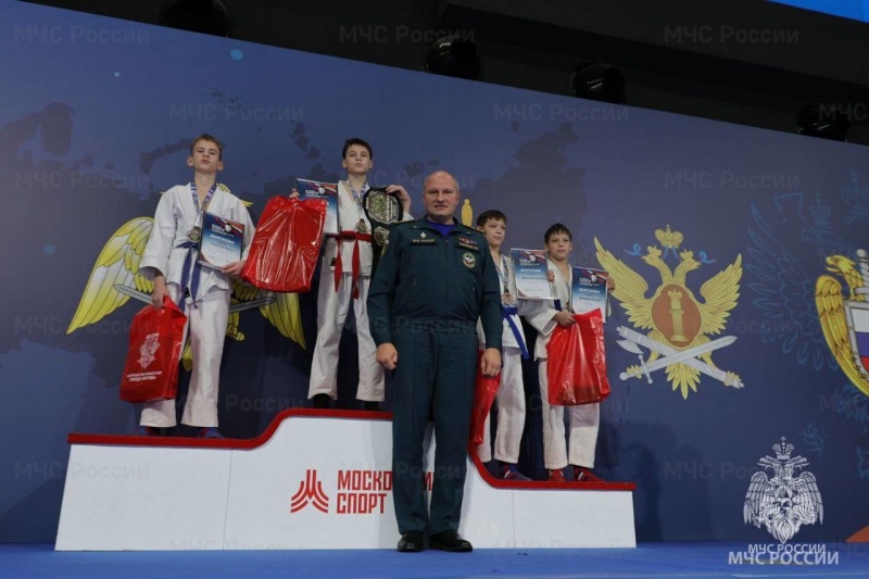 Глава МЧС России Александр Куренков поздравил победителей всероссийских соревнований по рукопашному бою