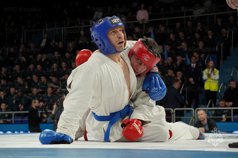 Глава МЧС России Александр Куренков поздравил победителей всероссийских соревнований по рукопашному бою