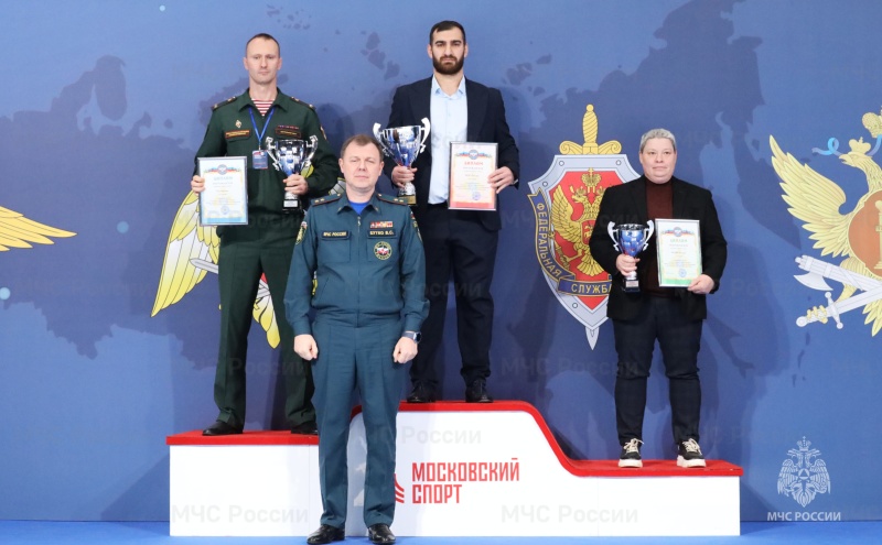 Глава МЧС России Александр Куренков поздравил победителей всероссийских соревнований по рукопашному бою