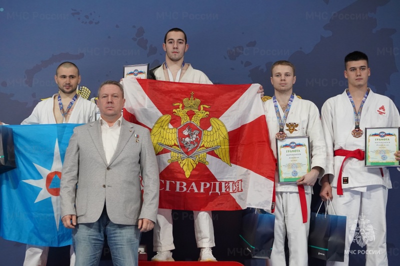 Глава МЧС России Александр Куренков поздравил победителей всероссийских соревнований по рукопашному бою