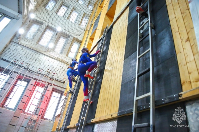 В Санкт-Петербурге завершились Всероссийские соревнования МЧС России «Рождественские старты» среди юношей и девушек по пожарно-спасательному спорту
