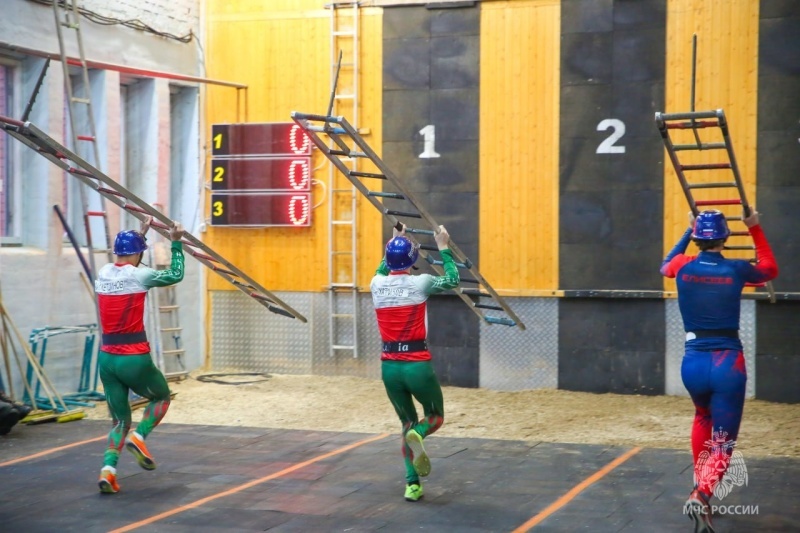В Санкт-Петербурге завершились Всероссийские соревнования МЧС России «Рождественские старты» среди юношей и девушек по пожарно-спасательному спорту