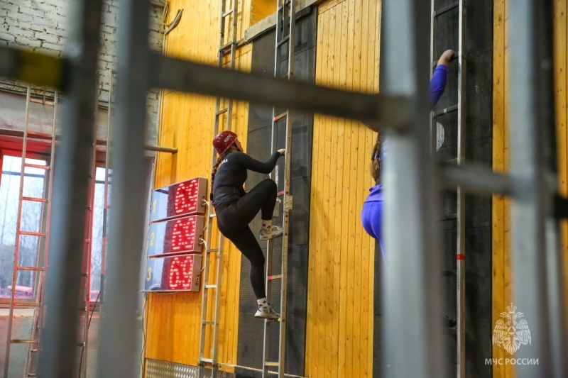 В Санкт-Петербурге завершились Всероссийские соревнования МЧС России «Рождественские старты» среди юношей и девушек по пожарно-спасательному спорту