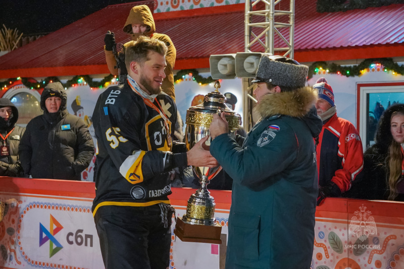 В преддверии 35-летия МЧС России на Красной площади состоялся международный хоккейный турнир