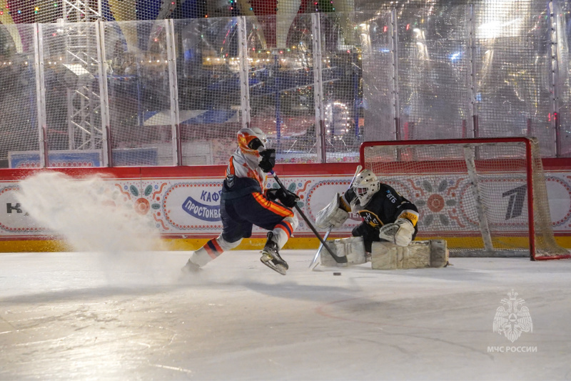 В преддверии 35-летия МЧС России на Красной площади состоялся международный хоккейный турнир