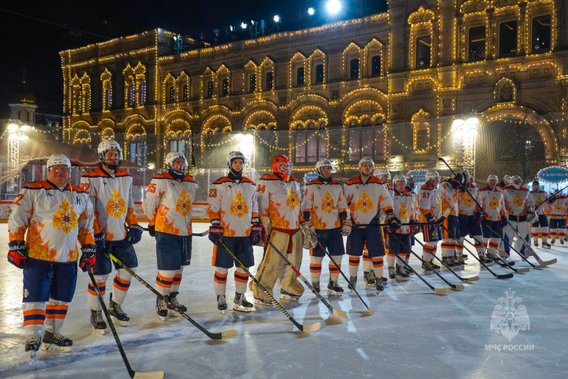 В преддверии 35-летия МЧС России на Красной площади состоялся международный хоккейный турнир