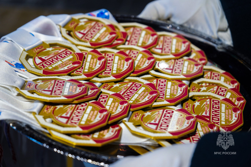 В преддверии 35-летия МЧС России на Красной площади состоялся международный хоккейный турнир