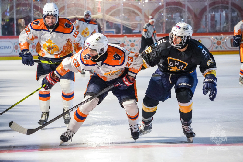 В преддверии 35-летия МЧС России на Красной площади состоялся международный хоккейный турнир