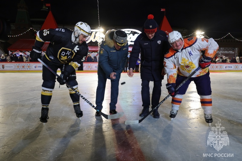 В преддверии 35-летия МЧС России на Красной площади состоялся международный хоккейный турнир