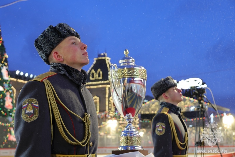 В преддверии 35-летия МЧС России на Красной площади состоялся международный хоккейный турнир
