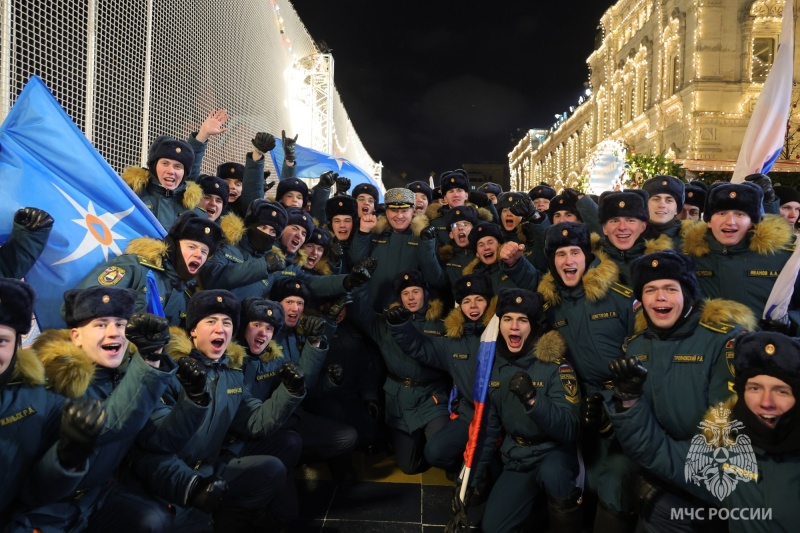 В преддверии 35-летия МЧС России на Красной площади состоялся международный хоккейный турнир