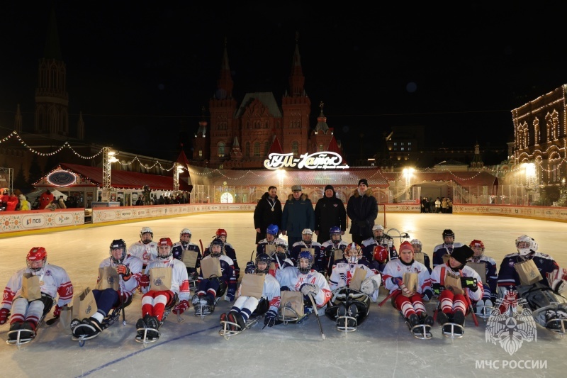 В преддверии 35-летия МЧС России на Красной площади состоялся международный хоккейный турнир