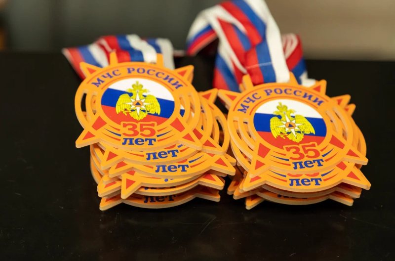 Отвага и закалка: Сотрудники МЧС России покоряют ледяные воды в честь Дня спасателя!