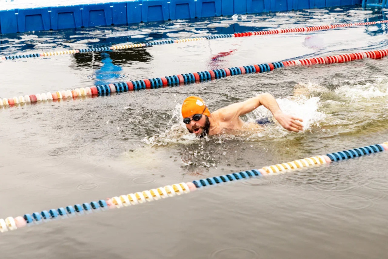 Отвага и закалка: Сотрудники МЧС России покоряют ледяные воды в честь Дня спасателя!