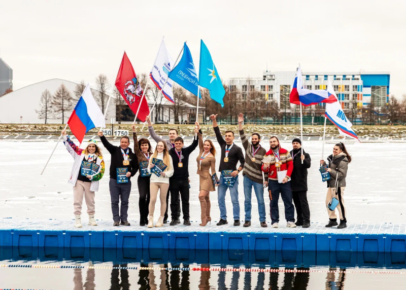 Отвага и закалка: Сотрудники МЧС России покоряют ледяные воды в честь Дня спасателя!