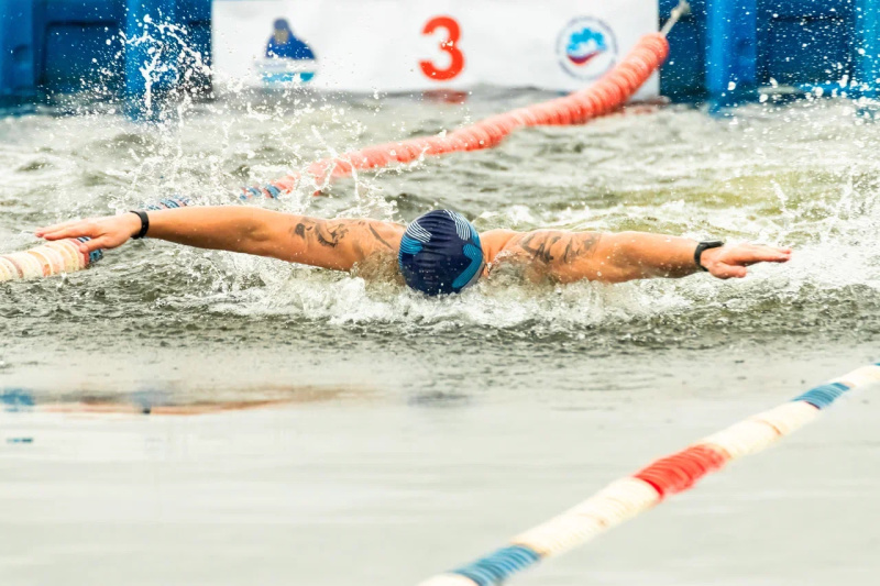 Отвага и закалка: Сотрудники МЧС России покоряют ледяные воды в честь Дня спасателя!