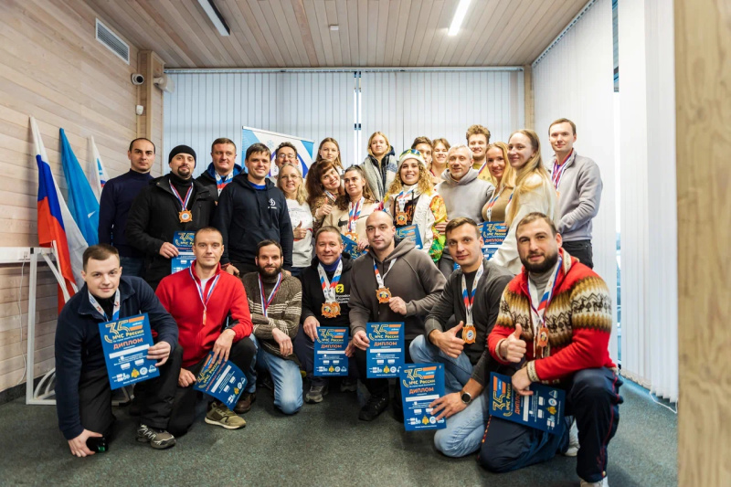 Отвага и закалка: Сотрудники МЧС России покоряют ледяные воды в честь Дня спасателя!