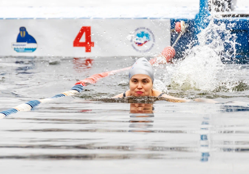 Отвага и закалка: Сотрудники МЧС России покоряют ледяные воды в честь Дня спасателя!