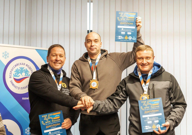 Отвага и закалка: Сотрудники МЧС России покоряют ледяные воды в честь Дня спасателя!