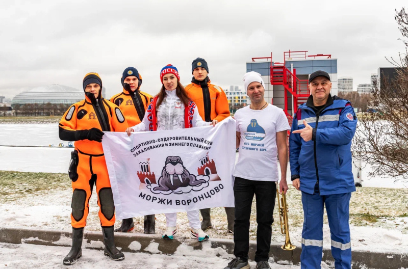 Отвага и закалка: Сотрудники МЧС России покоряют ледяные воды в честь Дня спасателя!