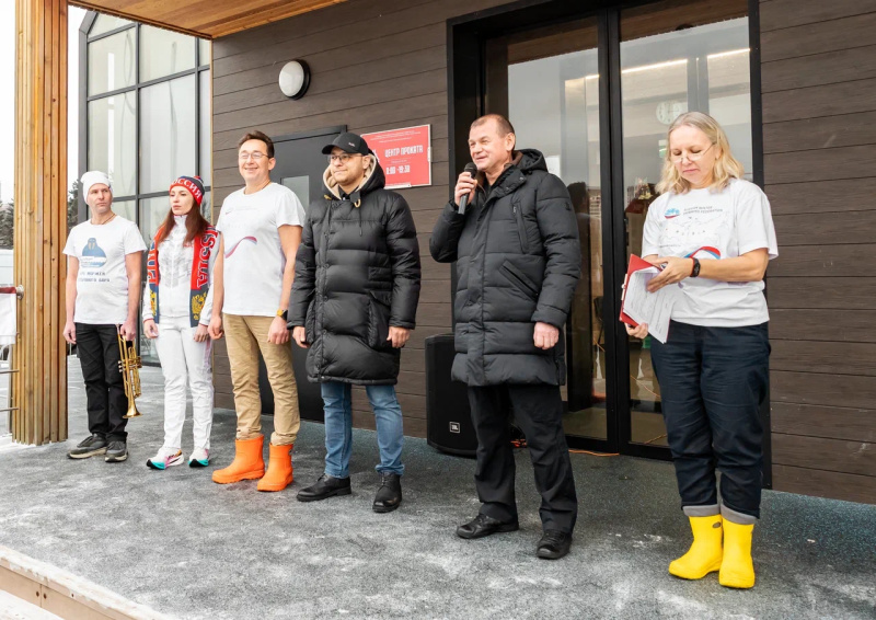 Отвага и закалка: Сотрудники МЧС России покоряют ледяные воды в честь Дня спасателя!