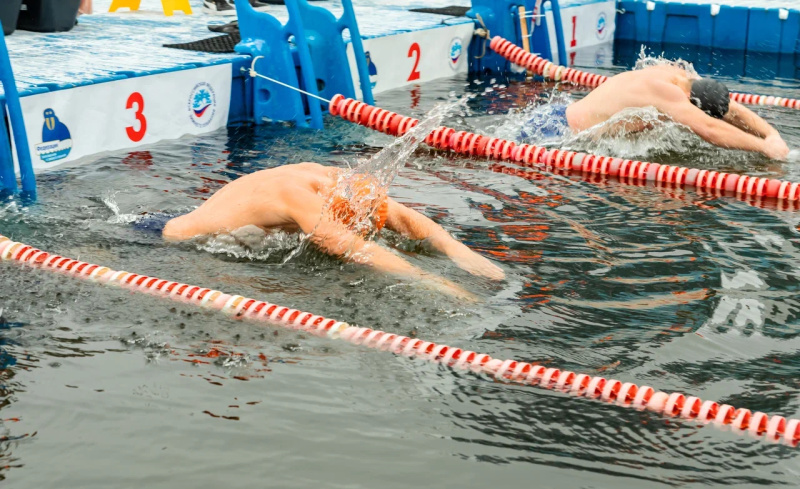 Отвага и закалка: Сотрудники МЧС России покоряют ледяные воды в честь Дня спасателя!