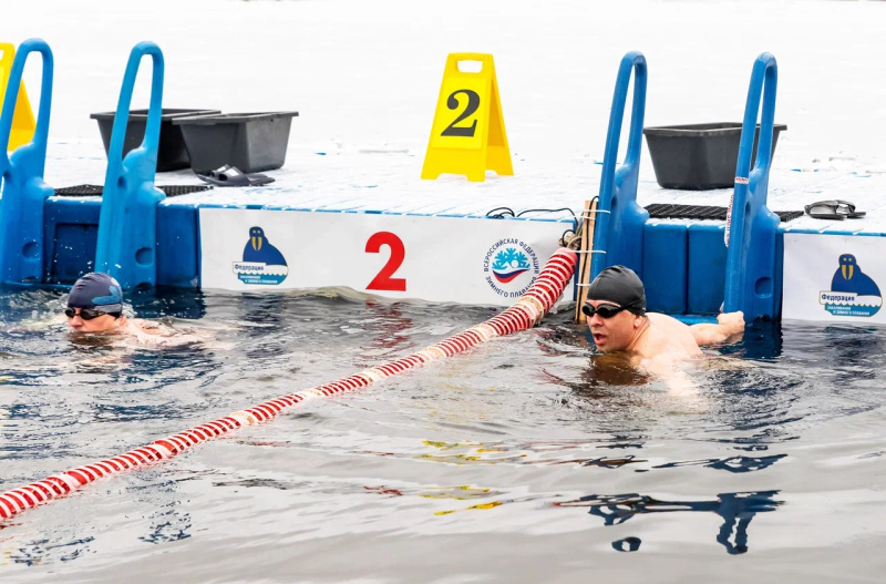 Отвага и закалка: Сотрудники МЧС России покоряют ледяные воды в честь Дня спасателя!